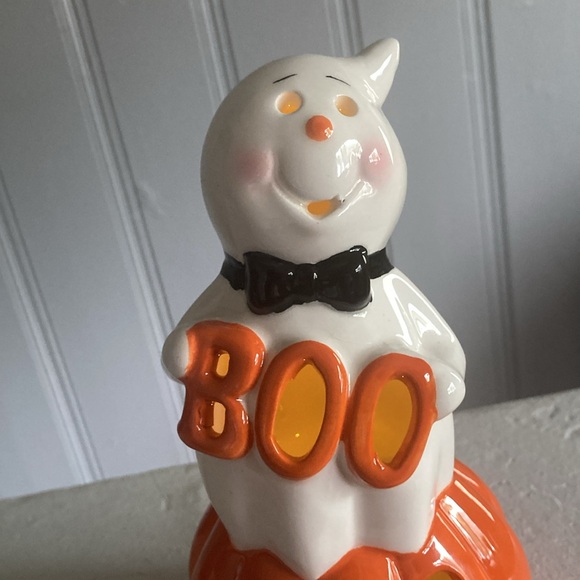 NWT- Adorable- LED Light Up- Ceramic BOO Ghost 👻 on a Pumpkin Decoration - Picture 8 of 17